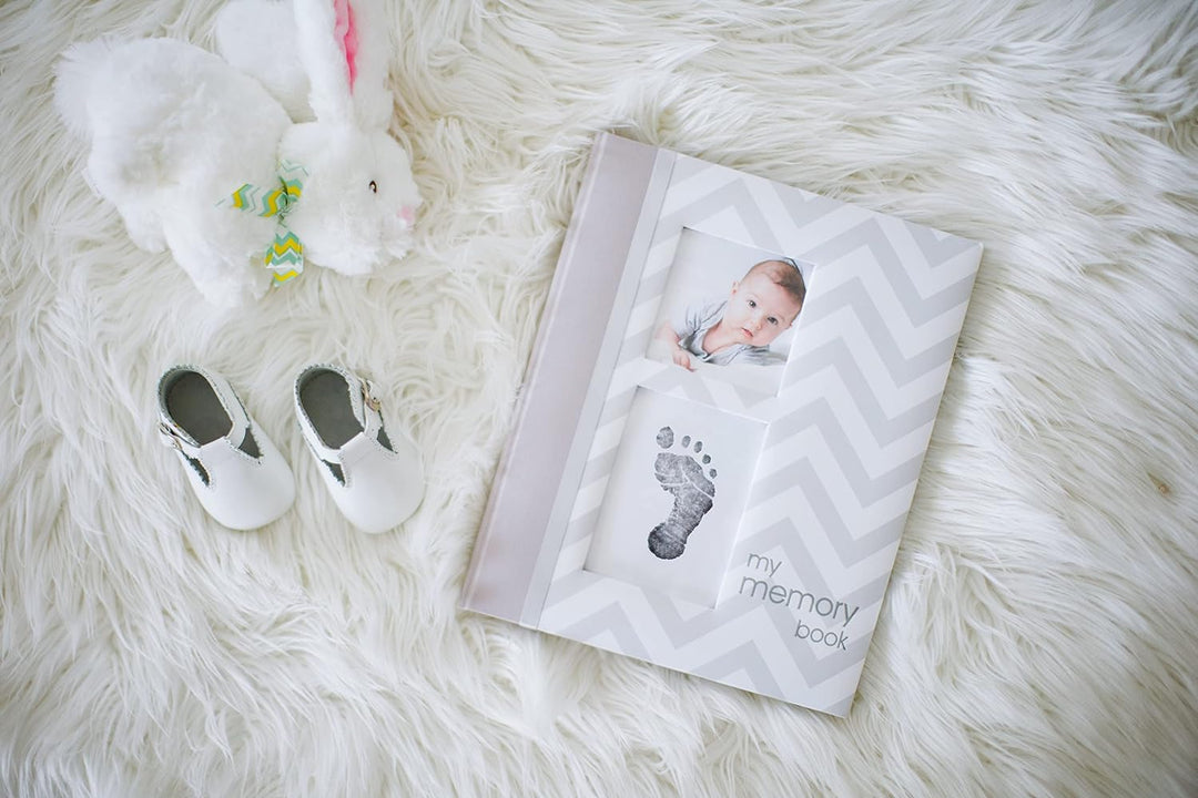 Pearhead P62200 Chevron Babybuch mit Clean Touch Stempelkissen, grau (Texte auf Englisch), 1 Stück (