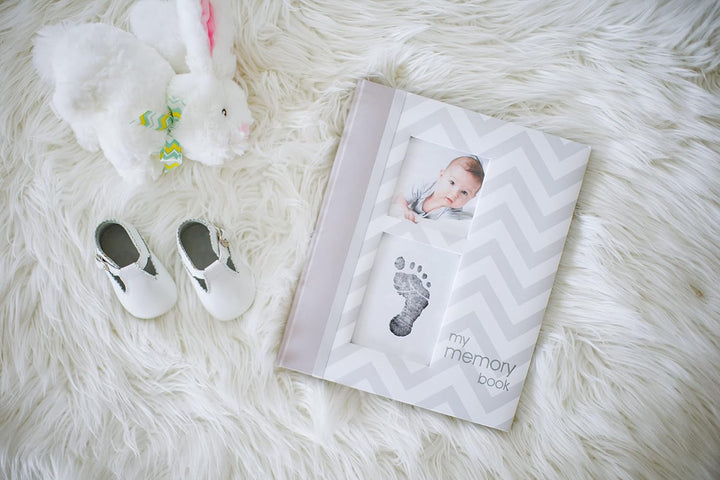 Pearhead P62200 Chevron Babybuch mit Clean Touch Stempelkissen, grau (Texte auf Englisch), 1 Stück (