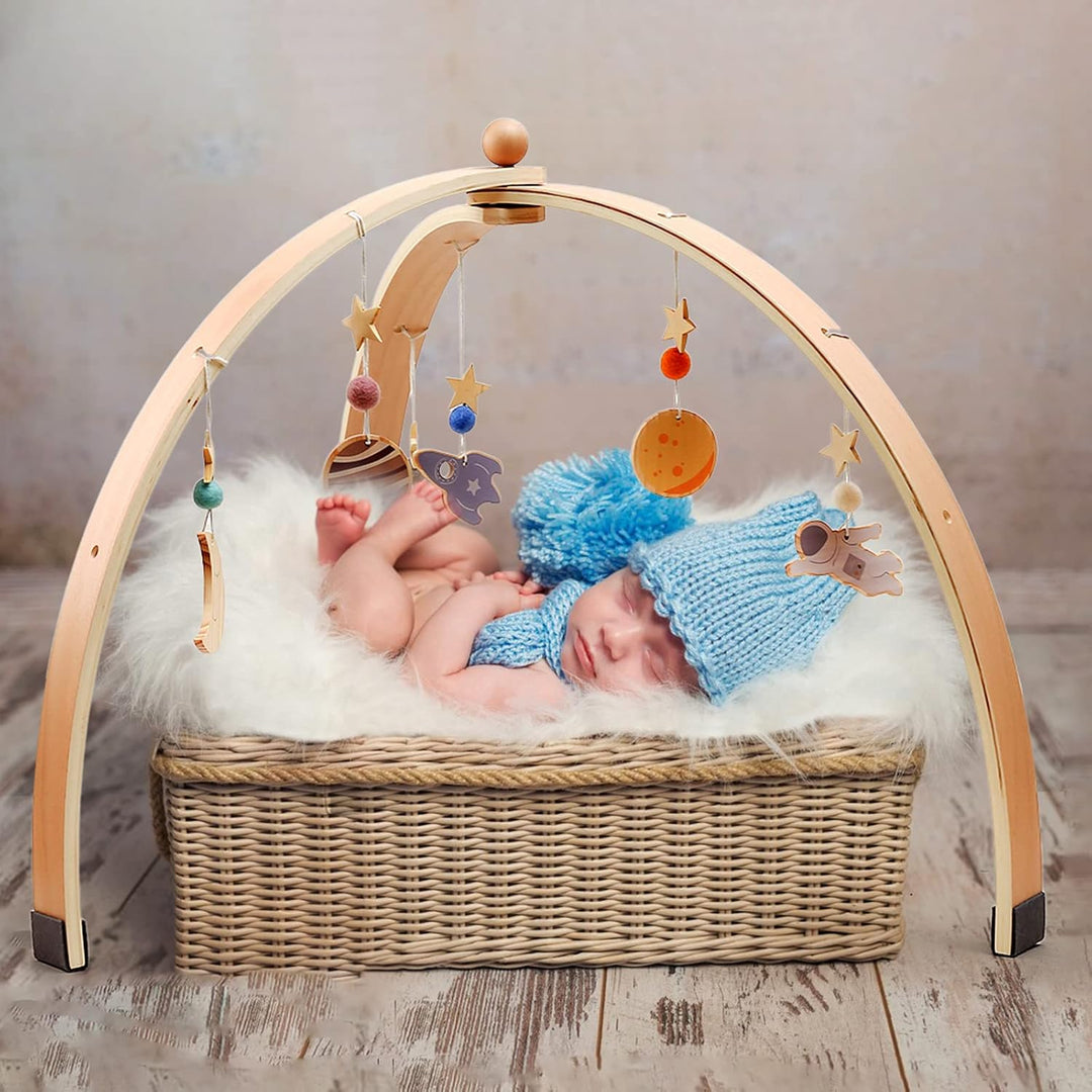 WOODEN TEETHER Spielbogen Baby aus Holz mit 5 abnehmbaren sensorischen Spielzeugen | Montessori Spie