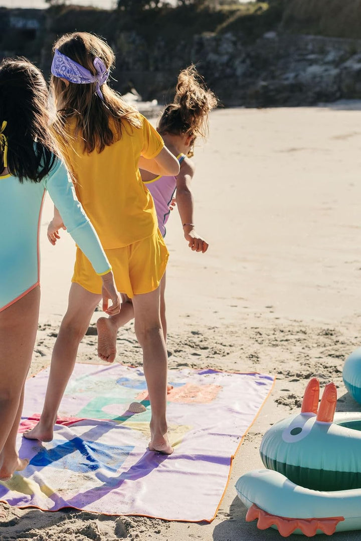 Quut – Strand-/Poolhandtuch für Kinder mit Spiel – Ultraschnell trocknende Mikrofaser, sandfrei – ko