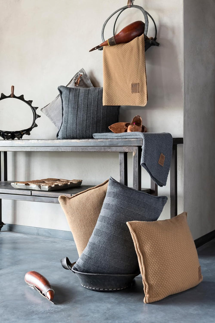 KNIT FACTORY - Jesse Zierkissen - Quadratische Sofa Kissen - Tobacco - Gestrickter Dekokissen - Couc