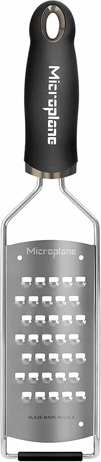 Microplane Küchenreibe Sehr Grob für Kartoffel, Zucchini, Karotte, Apfel, Kohl und Käse in Schwarz m