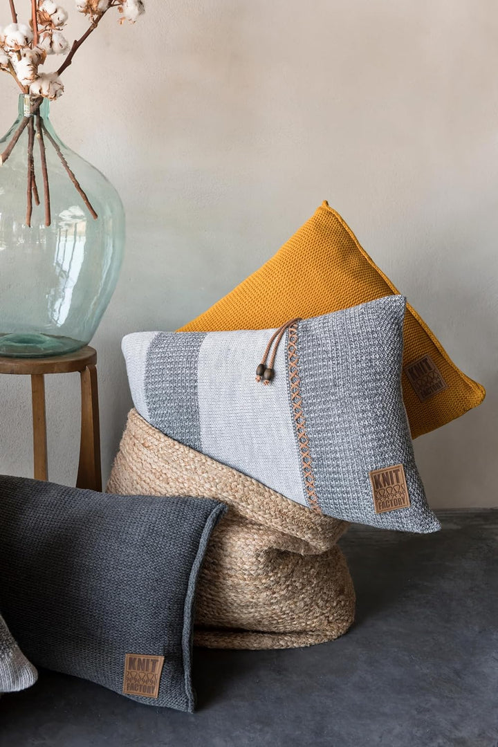 KNIT FACTORY - Uni Zierkissen - Rechteckige Sofa Kissen - Anthrazit - Gestrickter Dekokissen - Couch