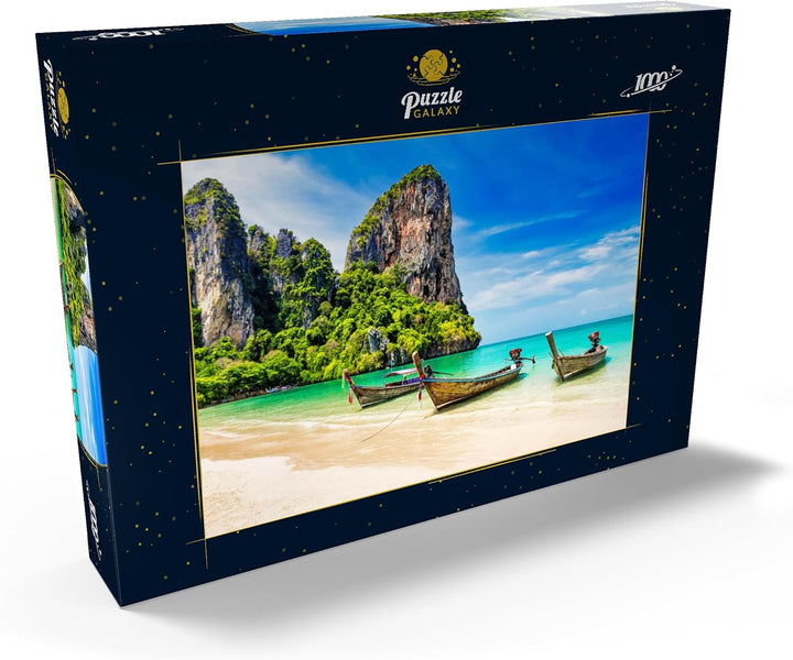 Thailändisches Longtailboot am Sandstrand Railay Beach in der Provinz Krabi, Thailand - Premium 1000