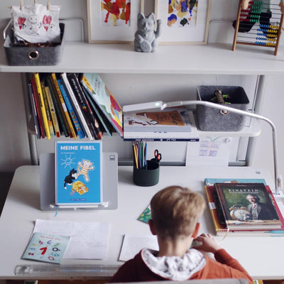 moll Design-Buchstütze, Kinderschreibtisch Zubehör, Faltbare und Zeitlose Buchstütze mit integrierte