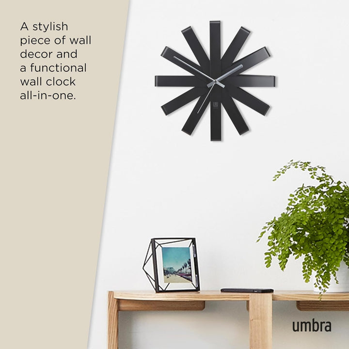 Umbra Ribbon Wanduhr, Moderne Quarz Wanduhr aus gebogenem Metall für Küche, Büro und Schlafzimmer, 3