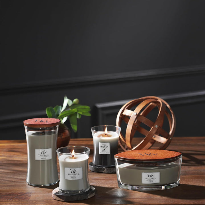 Millefiori Mittelgrosse WoodWick Trilogy-Duftkerze im Sanduhrglas mit Pluswick-Innovation, Warm Wood