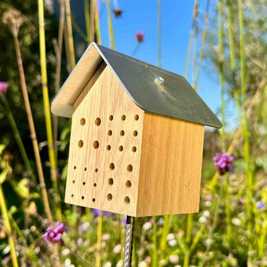 GARTENETAGE Wildbienenhotel mit Metalldach/Naturbelassenes, massives Insektenhaus &amp; Bienenhotel/Nist