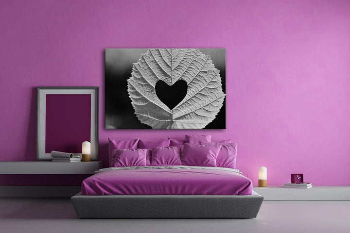 deyoli Herzförmiges Loch im Blatt Format: 80x60 Effekt: Schwarz&Weiss als Leinwandbild, Motiv fertig