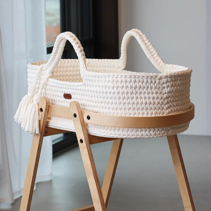 LIINI® Babywiege mit Moseskorb – sanfte Wiegebewegung, handgehäkelt, nachhaltiges Holzgestell, inkl.