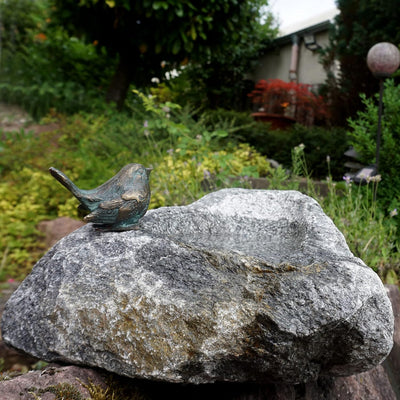 Yerd Gartendeko Figur: Bronzefigur Garten, Vogeltränke aus Schwarzwald-Granit - grau, Vogel auf Stei