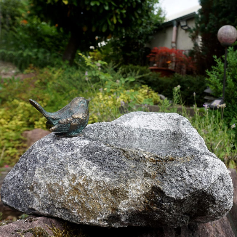 Yerd Gartendeko Figur: Bronzefigur Garten, Vogeltränke aus Schwarzwald-Granit - grau, Vogel auf Stei