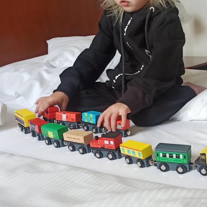 KRUZZEL Holzeisenbahn Set mit Organizer 3 Lokomotiven 9 Waggons Magneteisenbahn Montessori 23522