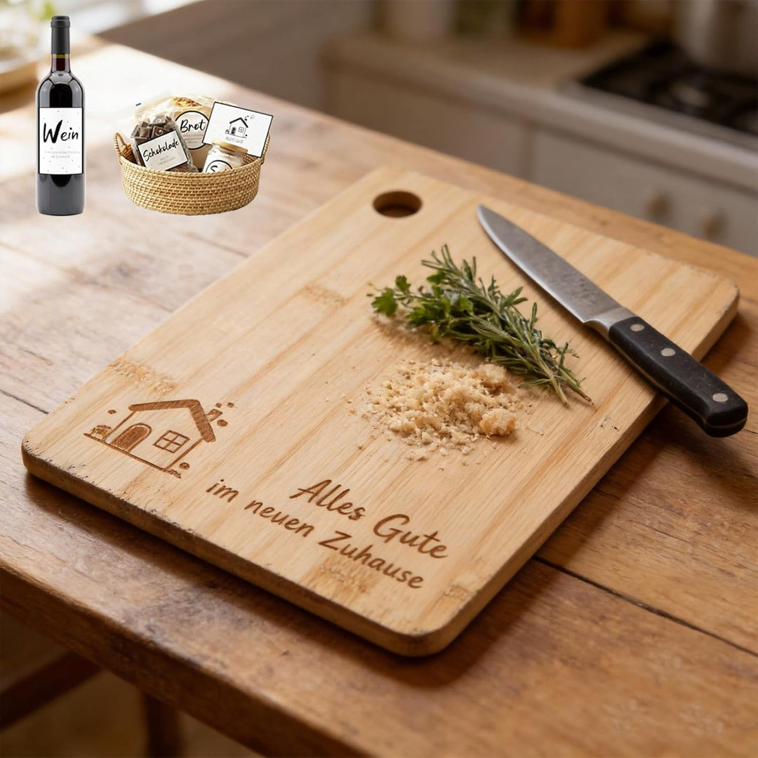 Geschenk zum Einzug – Brotkorb Set mit Holz Schneidebrett, Kochlöffel, Küchentuch & Aufklebern für S