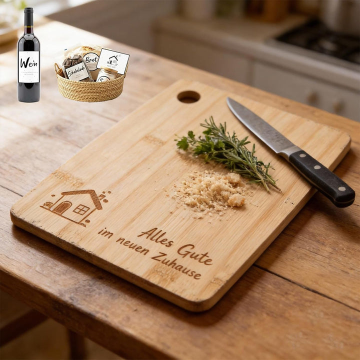 Geschenk zum Einzug – Brotkorb Set mit Holz Schneidebrett, Kochlöffel, Küchentuch & Aufklebern für S