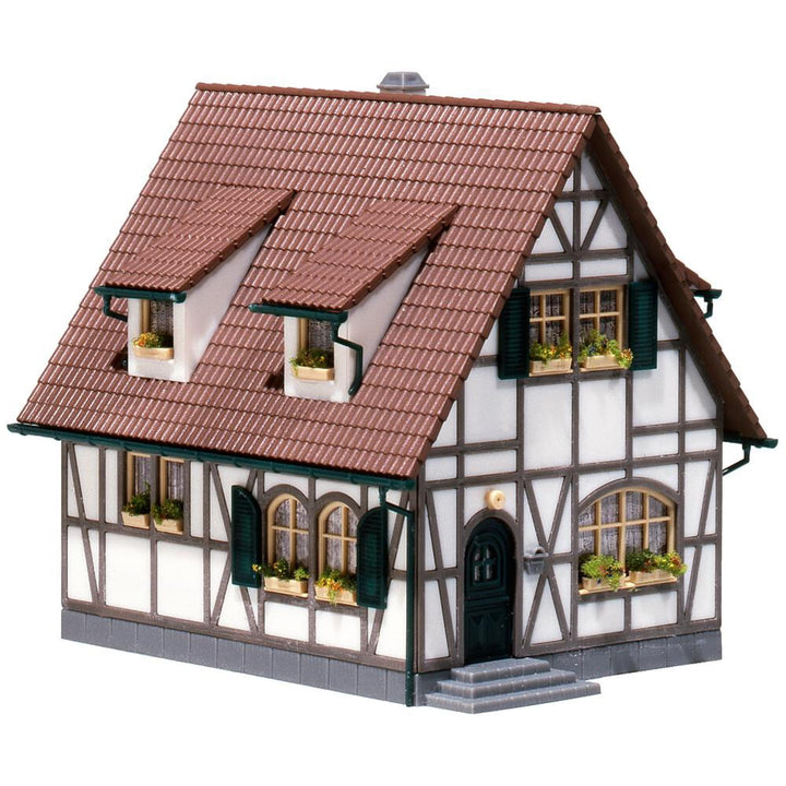 FALLER Einfamilienhaus Modellbausatz mit 89 Einzelteilen 115 x 95 x 115 mm I Modelleisenbahn Zubehör