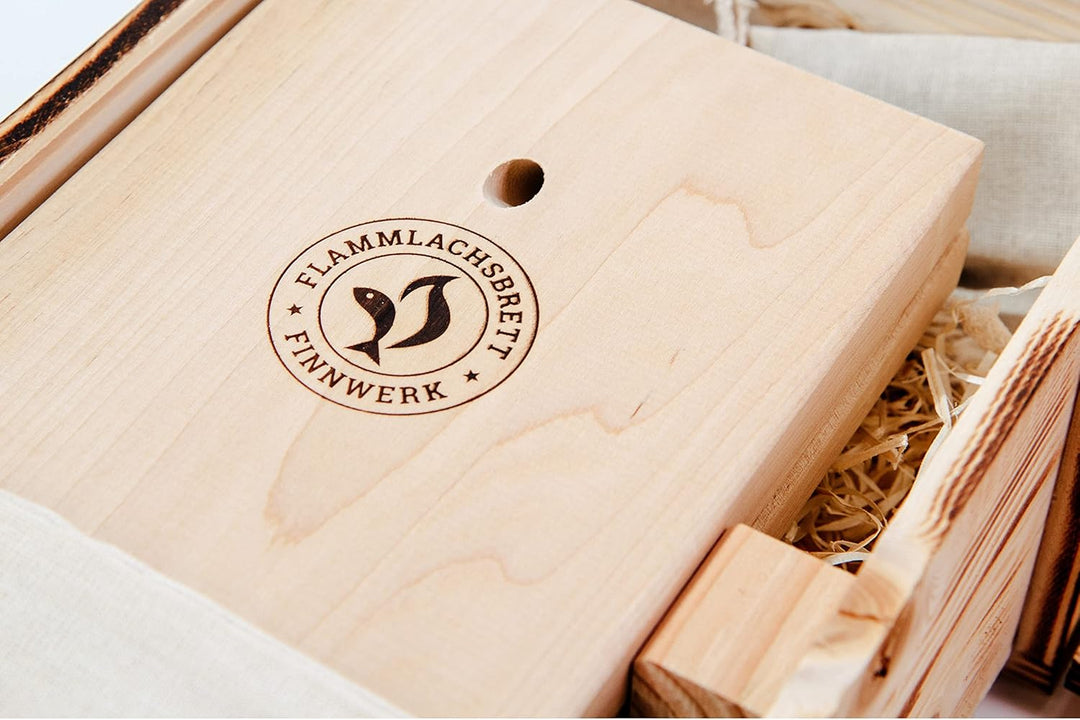 FINNWERK Flammlachsbrett Geschenkset - Lachsbretter mit Halterung aus Edelstahl und patentiertem Win