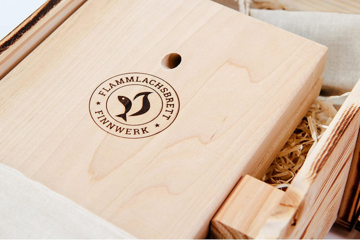 FINNWERK Flammlachsbrett Geschenkset - Lachsbretter mit Halterung aus Edelstahl und patentiertem Win