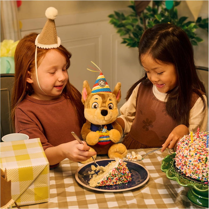 PAW PATROL Chase Kuscheltier im Geburtstagsoutfit, ab 3 Jahren | 23 cm gross | Mit Partyhut & Plüsch