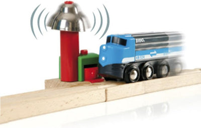 BRIO 33698 - Grüner Kranwagen mit Anhänger und Fracht & World 33754 Magnetisches Glockensignal - Eis