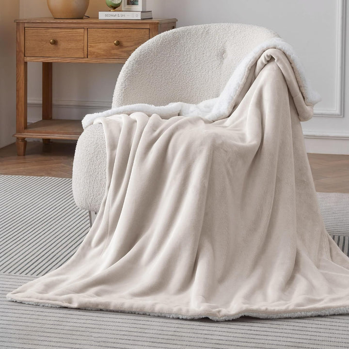 BEDSURE Kuscheldecke Flauschig Beige Sofaüberwurf Decke Sofa Klein als Couchdecke Überwurf und Wohnz