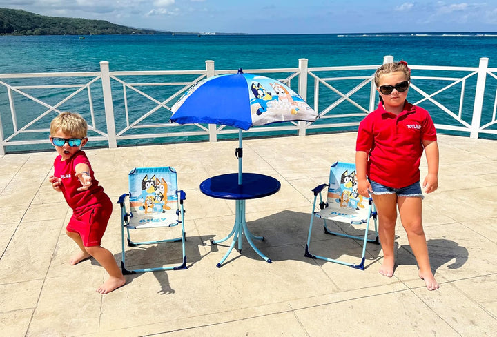 Toyland® Bluey & Bingo Terrassenset mit Tisch und Stühlen – 1 Tisch, 2 Stühle und 1 Sonnenschirm – K