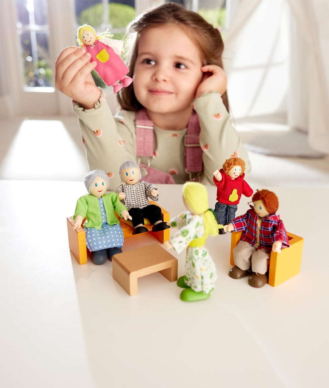Hape Puppenfamilie Preisgekröntes Puppenfamilien-Set, einzigartiges Zubehör für Puppenhäuser aus Hol
