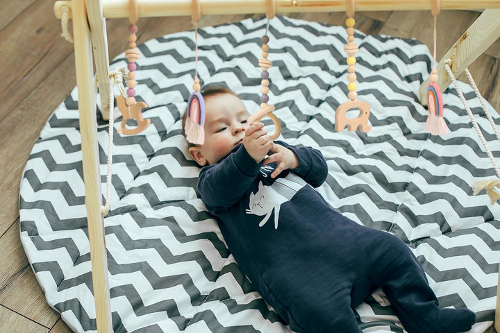 Ladanas Spielbogen Baby aus Holz inkl. 5 Spielzeugen & doppelseitiger Spielmatte – Stabiler & Klappb