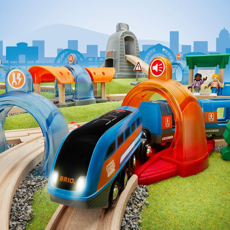 BRIO World 33972 Smart Tech Sound Action Tunnel Reisezug Set Elektrischer Zug mit Schienen & Tunnel