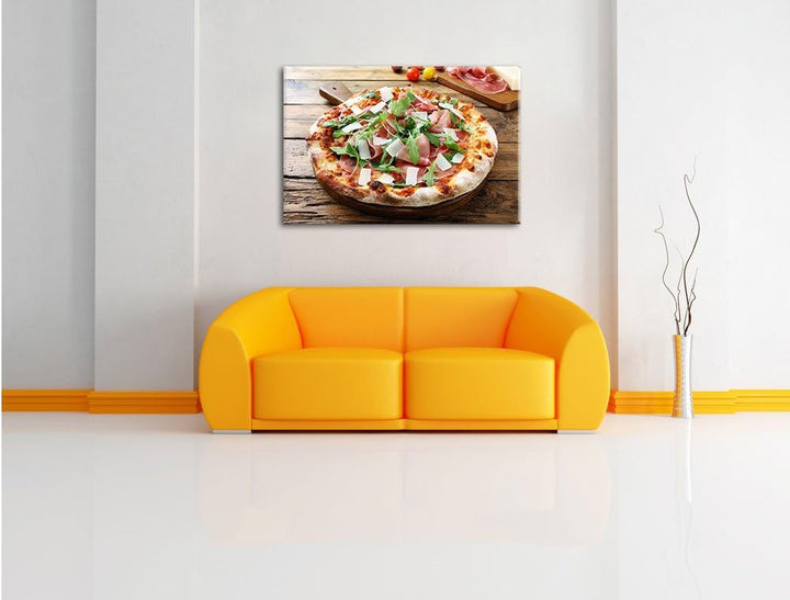 Pixxprint Prosciutto Pizza auf Holztisch als Leinwandbild/Grösse: 100x70 cm/Wandbild/Kunstdruck/fert