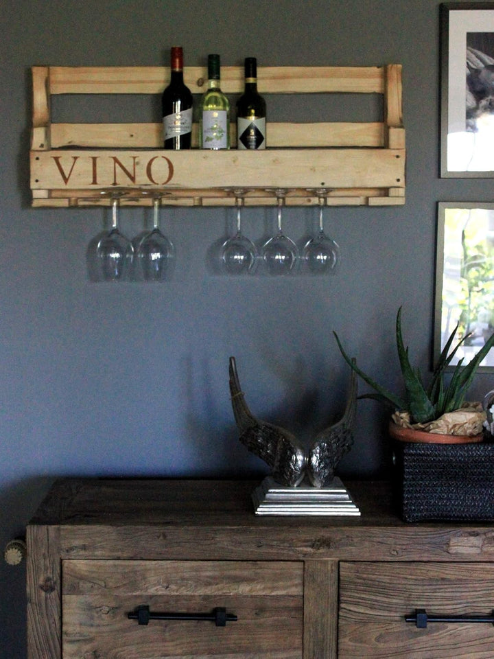 Weinregal aus Holz für die Wand - mit Gläserhalter und VINO Schriftzug - Rostoptik - fertig montiert