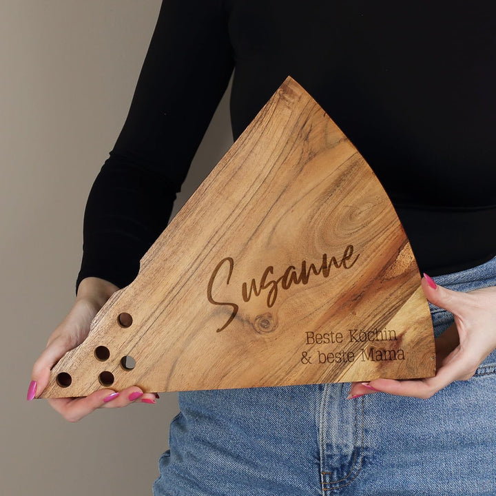 Herz & Heim® Käsebrett mit Gravur/Holz-Servierplatte für Käsespezialitäten (Freitext), Freitext