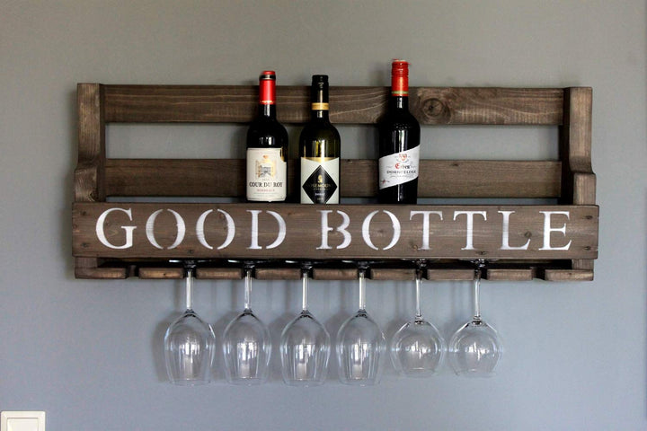 Dekorie Weinregal aus Holz für die Wand - mit Gläserhalter und Good Bottle Schriftzug - Braun - fert
