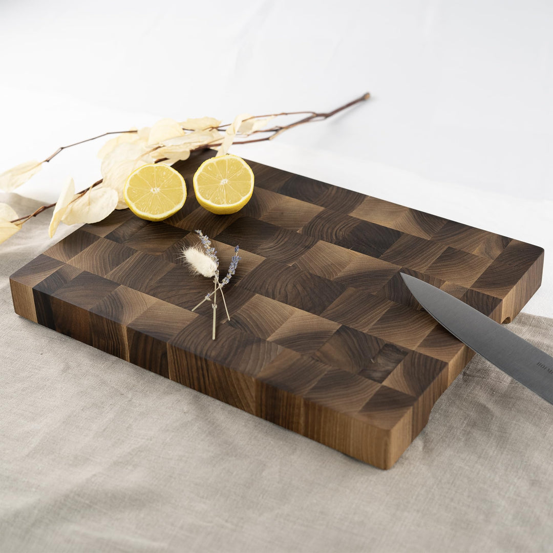 HOFMEISTER® Stirnholzbrett Nussbaumholz 40 x 30 cm mit Griffen &amp; Füssen