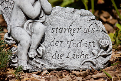 stoneandstyle Grabschmuck Steinfigur Engel am Fels mit Trauerspruch, massiver Steinguss, Frost- und