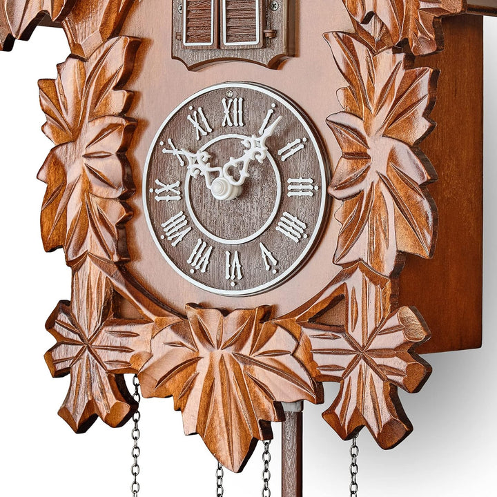 TIMEGEAR Kuckucksuhr mit Nachtmodus, handgeschnitzte Dekorationen und schwingendes Pendel (braun), B