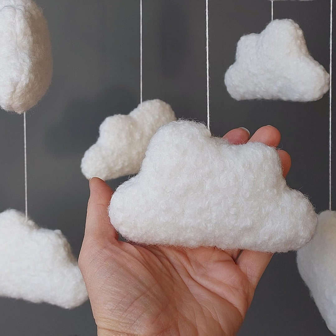 Wolken Baby Mobile aus Bouclé – Handgemachtes Boho Mobile in Neutralfarben – Weisse Deko fürs Babybe