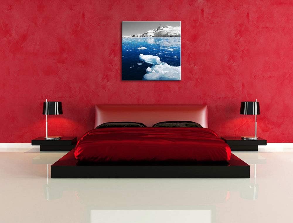 Pixxprint Eisbrocken im blauen Meer der Arktis schwarz/weiss, Format: 70x70 auf Leinwand, 70x70