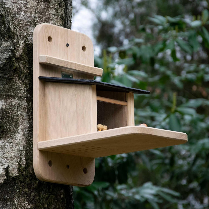 dobar® 22241e "Premium Eichhörnchenfutterstation Gross - Eichhörnchen Futterhaus Massivholz Eiche -