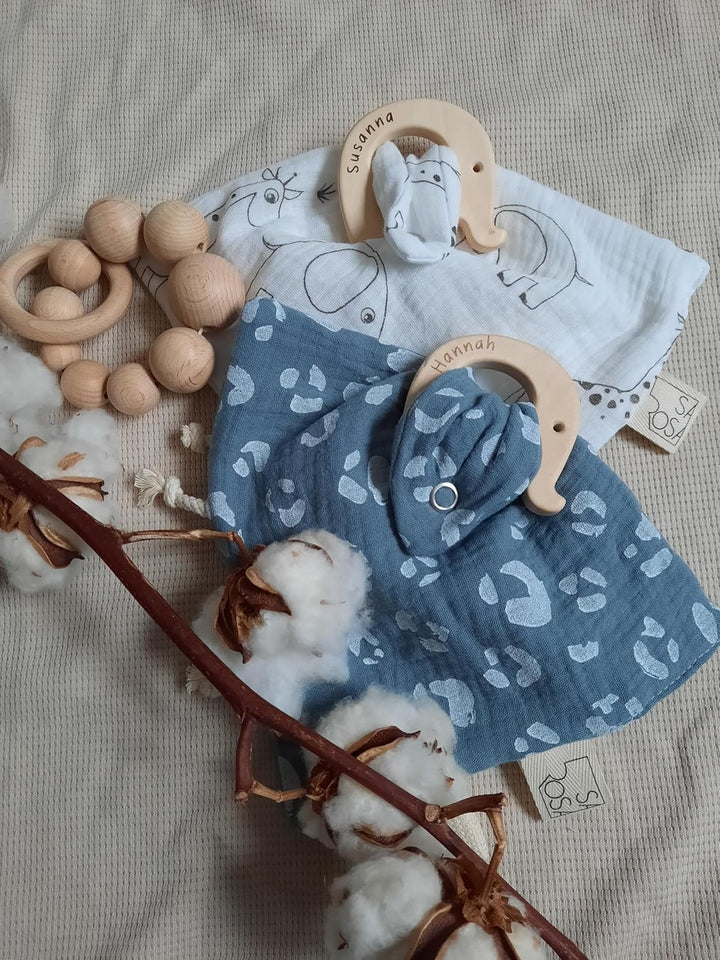 Sarosa Knistertuch aus Musselin mit personalisiertem Greifling | Geschenke zur Geburt Taufe | Namens