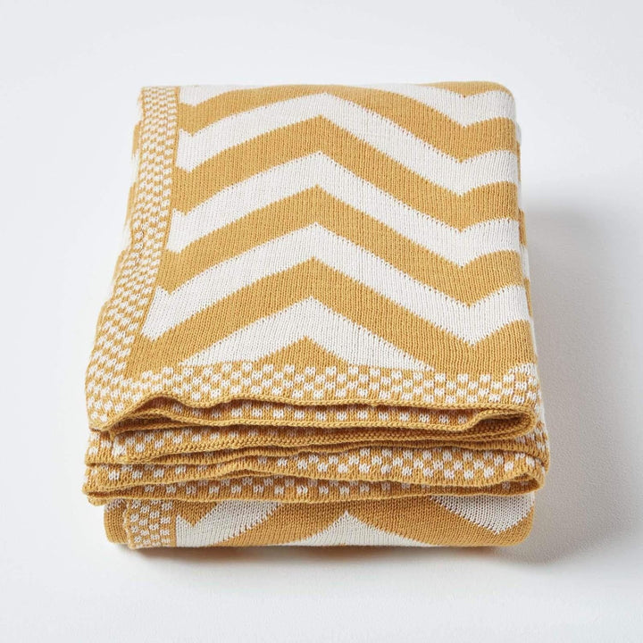 Homescapes gestrickte Tagesdecke mit Zick-Zack-Muster, weiche Wohndecke in Senfgelb, 100% Baumwolle,