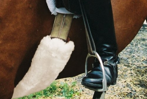 Engel Reitsport Lammfell Bauchgurtschoner (Bagu) farbenfroh: 12 Farben zur Wahl / 4 Grössen weiss 12