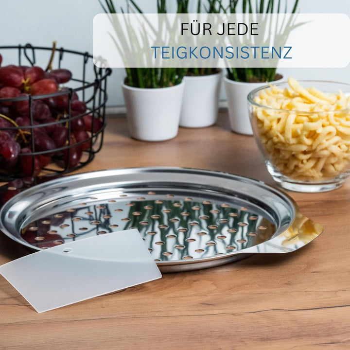 Westmark Spätzleblech/Topfaufsatz + Schaber - mühelose und schnelle Herstellung von Spätzle - Spätzl
