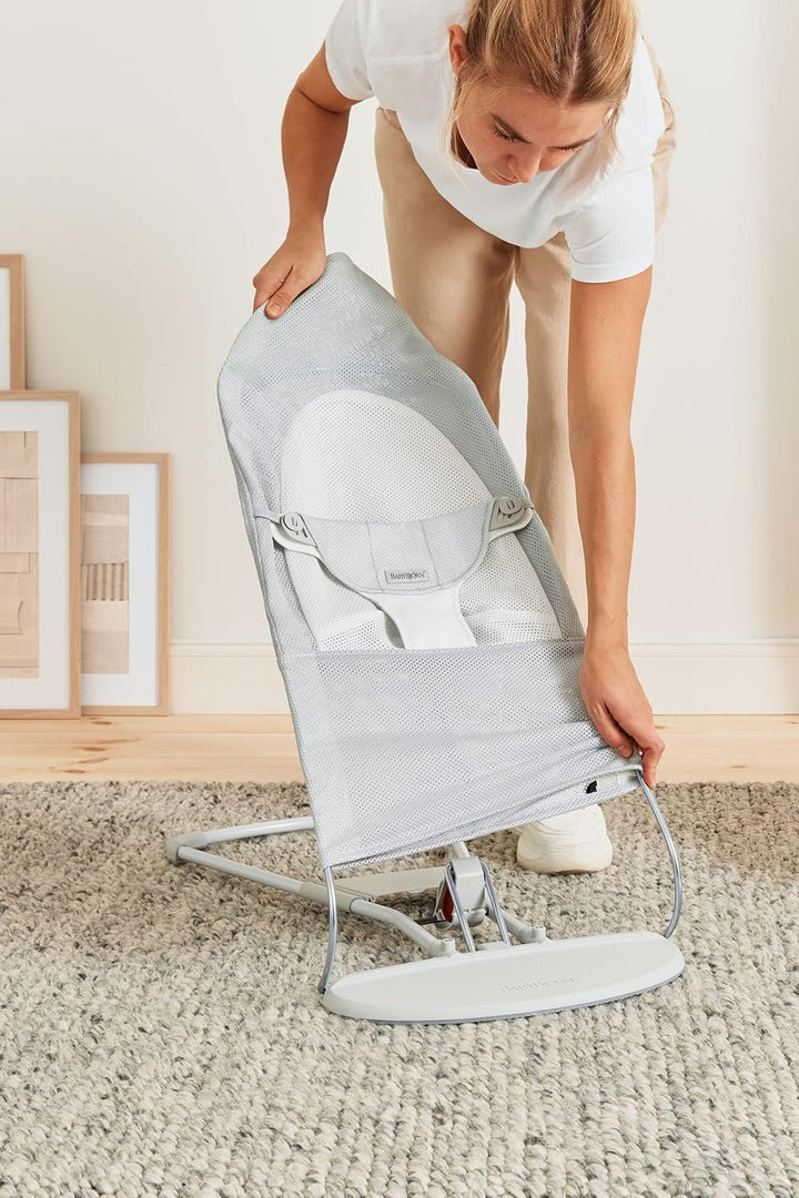 BabyBjörn Babywippe Balance Soft, Hellgrauer Rahmen, Netzstoff, Silber/Weiss