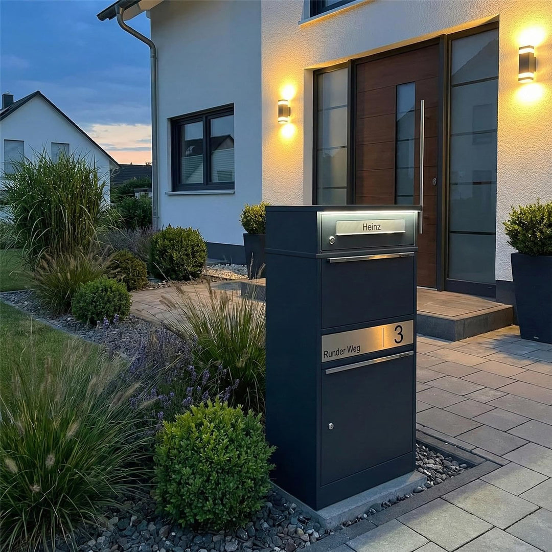 Metzler Briefkasten mit Paketfach mit solarbetriebener LED-Beleuchtung und Gravur anthrazit RAL 7016