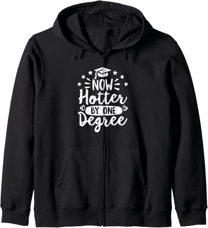 Now Hotter by One Degree Graduation Spruch Doodle White Text Kapuzenjacke