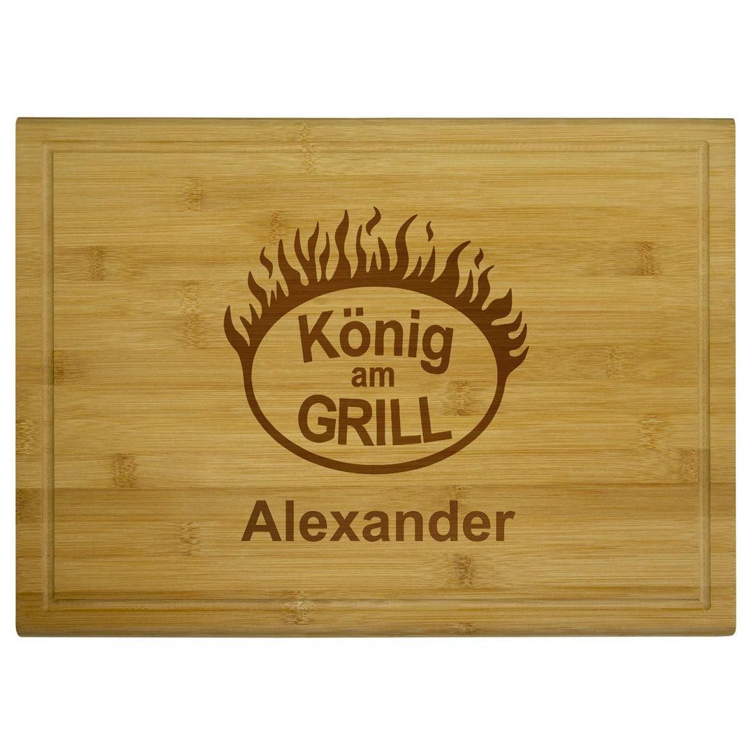 Geschenke 24 Holzbrett – König am Grill mit Name Mittelgross 38 x 28 x 1,6 cm - Schneidebrett person