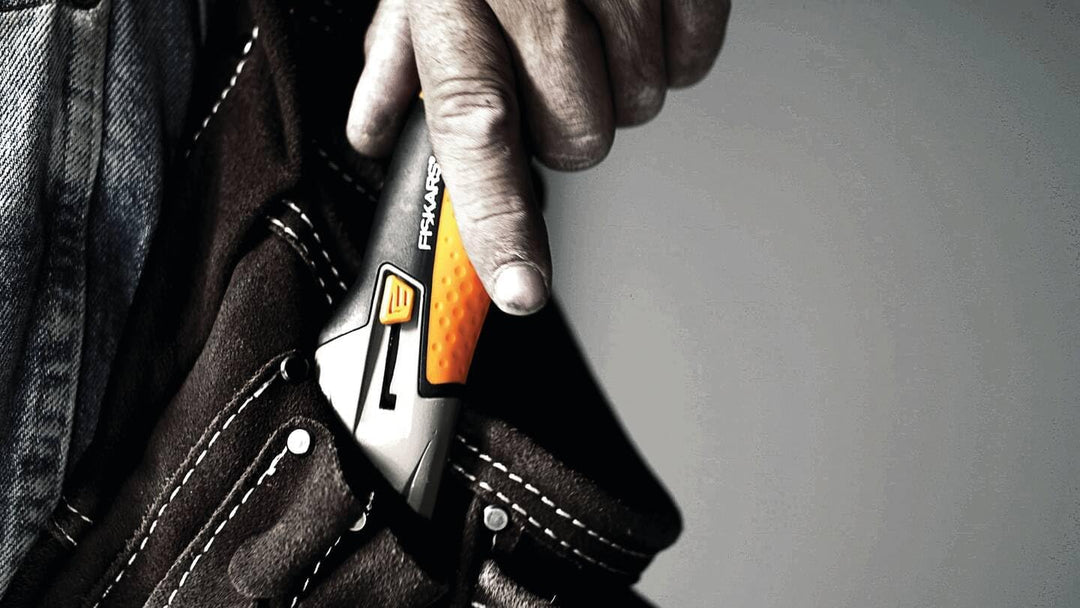 Fiskars Cuttermesser, Länge 19,4 cm, Inklusive Klinge (25mm), Rostfreier Stahl/Kunststoff, Schwarz/O