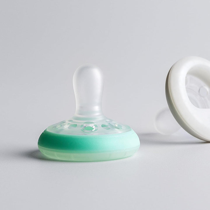 Tommee Tippee Closer to Nature natürlich geformter Beruhigungssauger für die Nacht, 0-6 Monate, 4er-