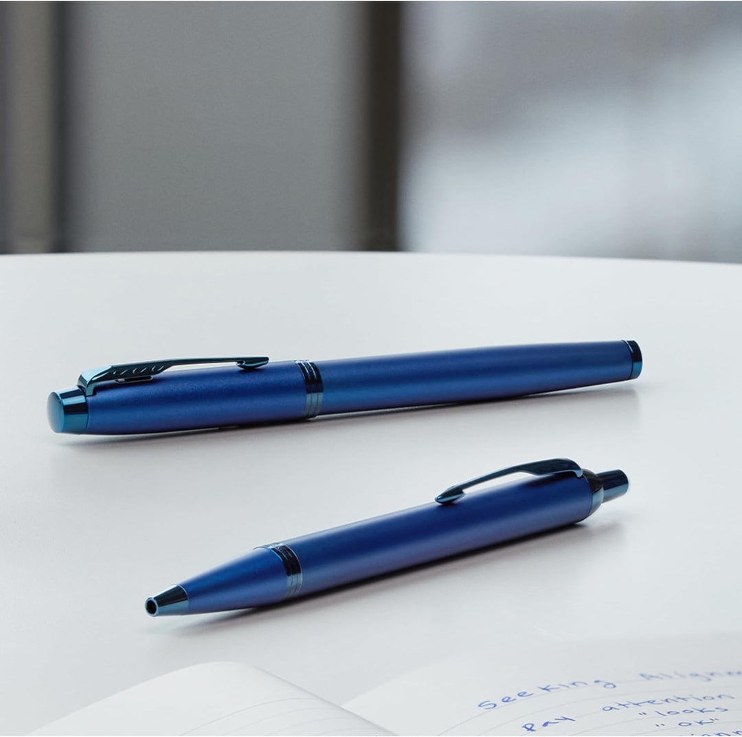 Parker IM Monochrome Kugelschreiber | blaue Tinte | Oberfläche und Zierteile in Blau | medium Spitze